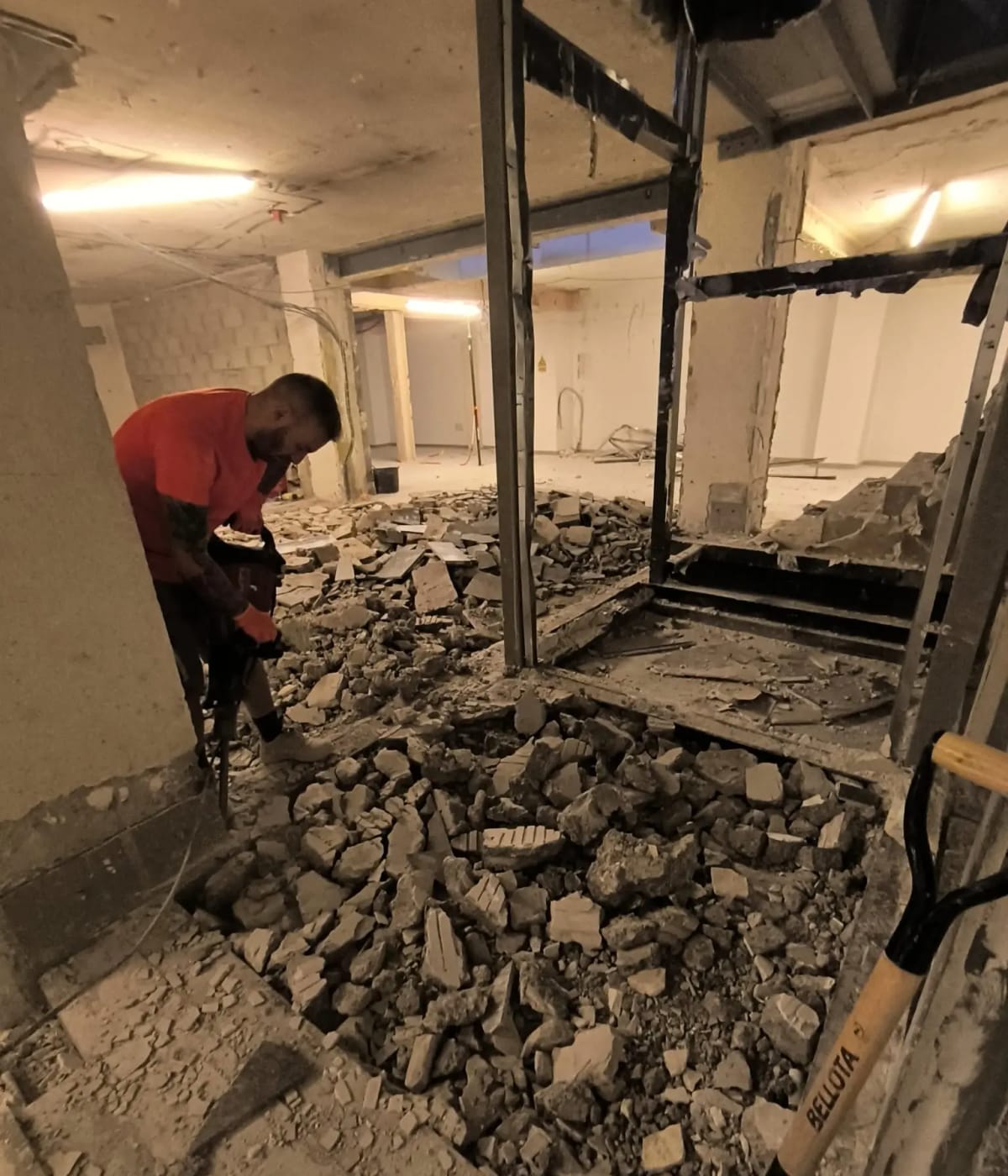 Operario realizando una demolición controlada de interiores