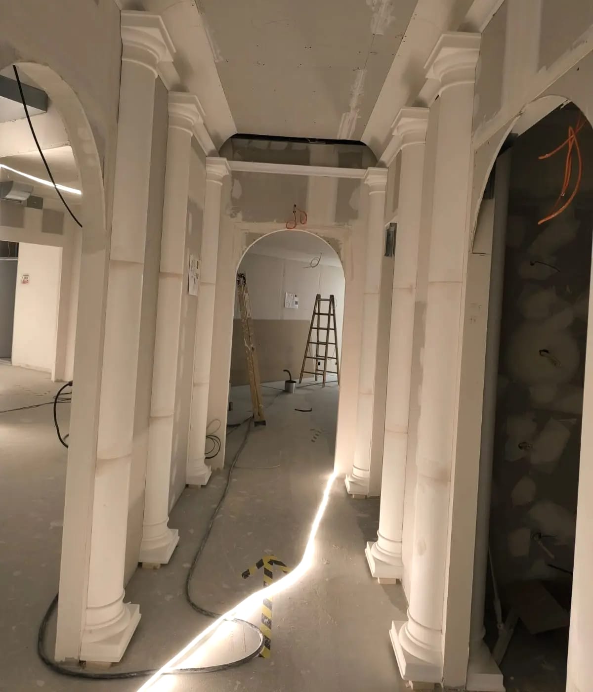 Interior acabado con sistemas de pladur: falso techo y tabiquería